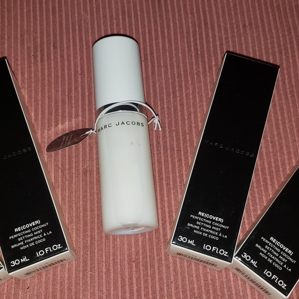 Marc Jacobs perfecting  cocunut setting spray!!